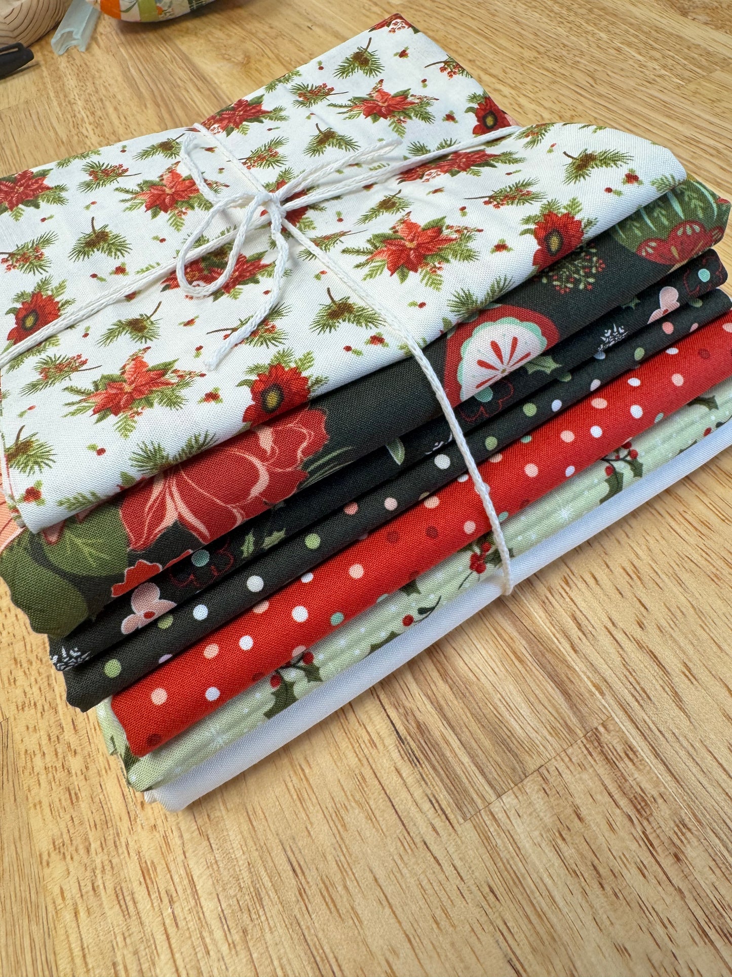 "Floral Christmas" Cottage Twirl Quilt Kit